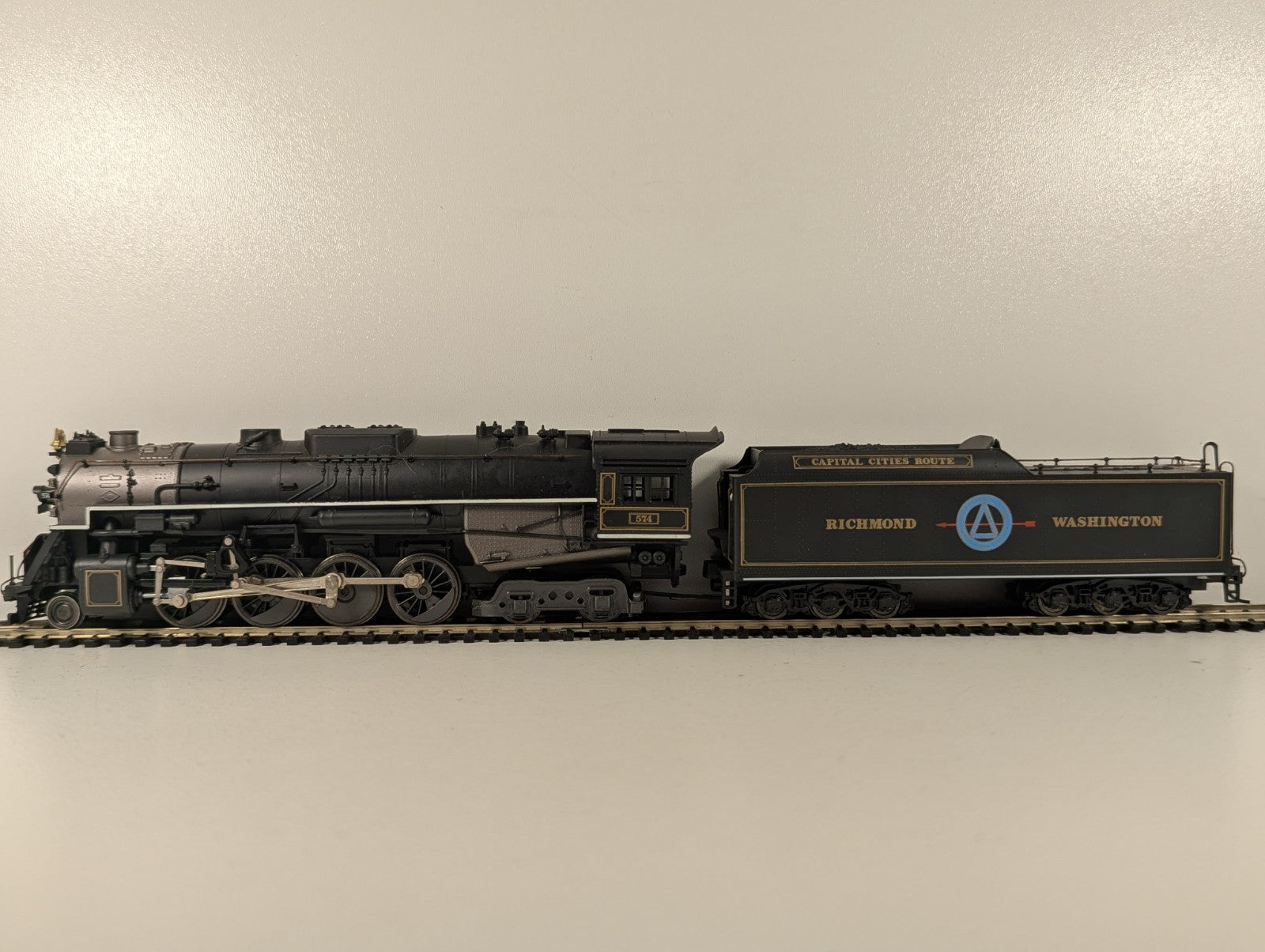 Rivarossi HO Gauge 2-8-4 Berkshire Steam Locomotive 574