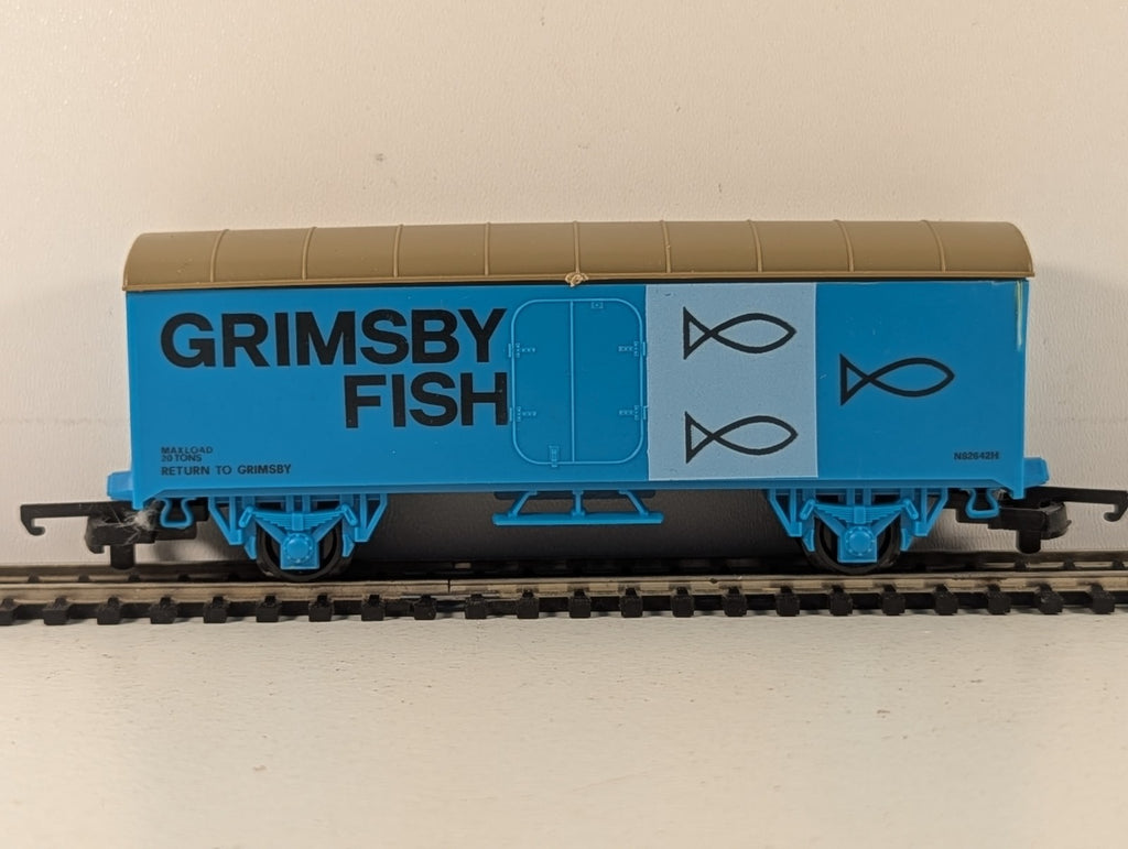Lima OO Gauge Grimsby Fish Van Goods Wagon N82642H Grimsby Fish Blue