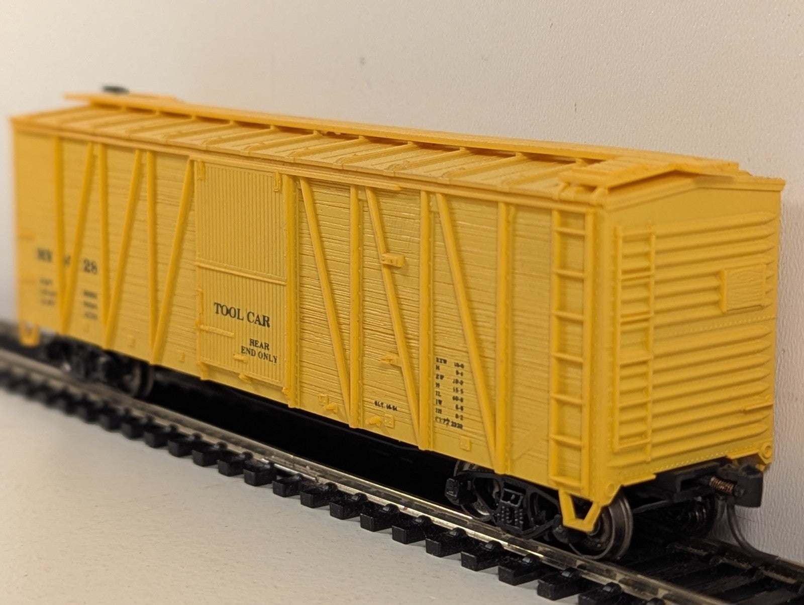 Accurail HO Gauge 40' Outside Braced Wood Boxcar Steel Ends 428 M of W Y