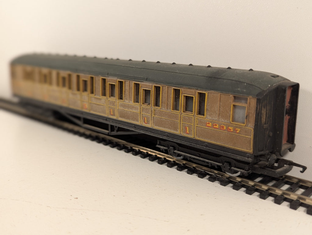 Hornby OO Gauge LNER Gresley Teak Corridor Composite Coach (Repainted Roof)