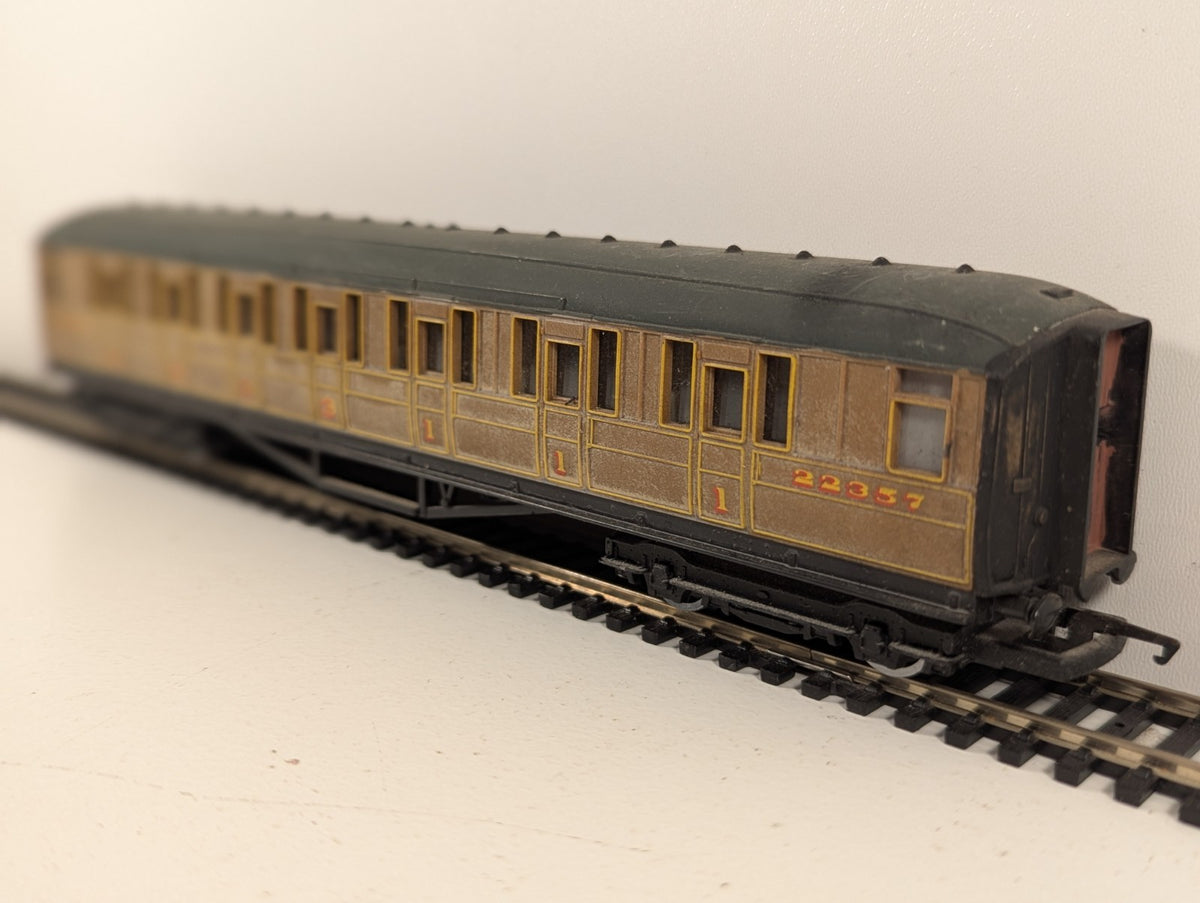 Hornby OO Gauge LNER Gresley Teak Corridor Composite Coach (Repainted Roof)