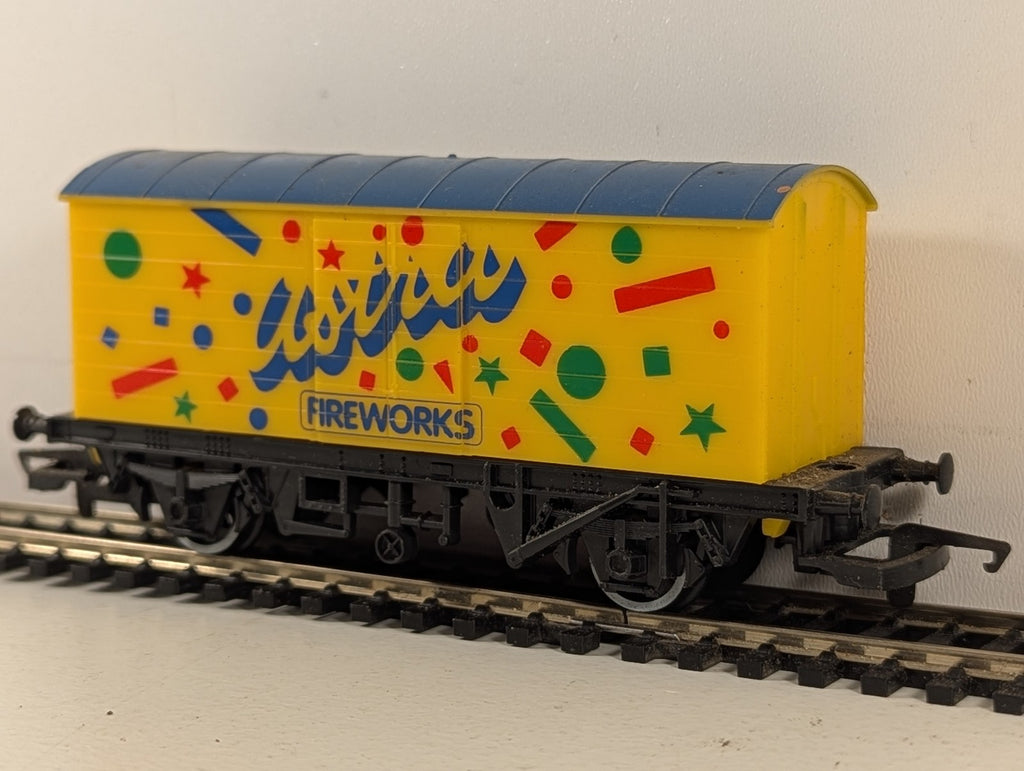 Hornby OO Gauge Astra Fireworks Van Goods Wagon Yellow (Astra Fireworks) R238