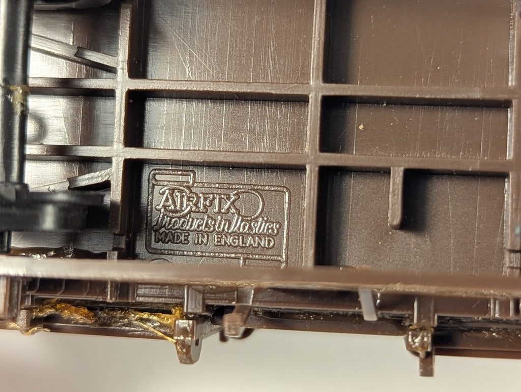Airfix OO Gauge Cattle Wagon Goods Wagon Brown