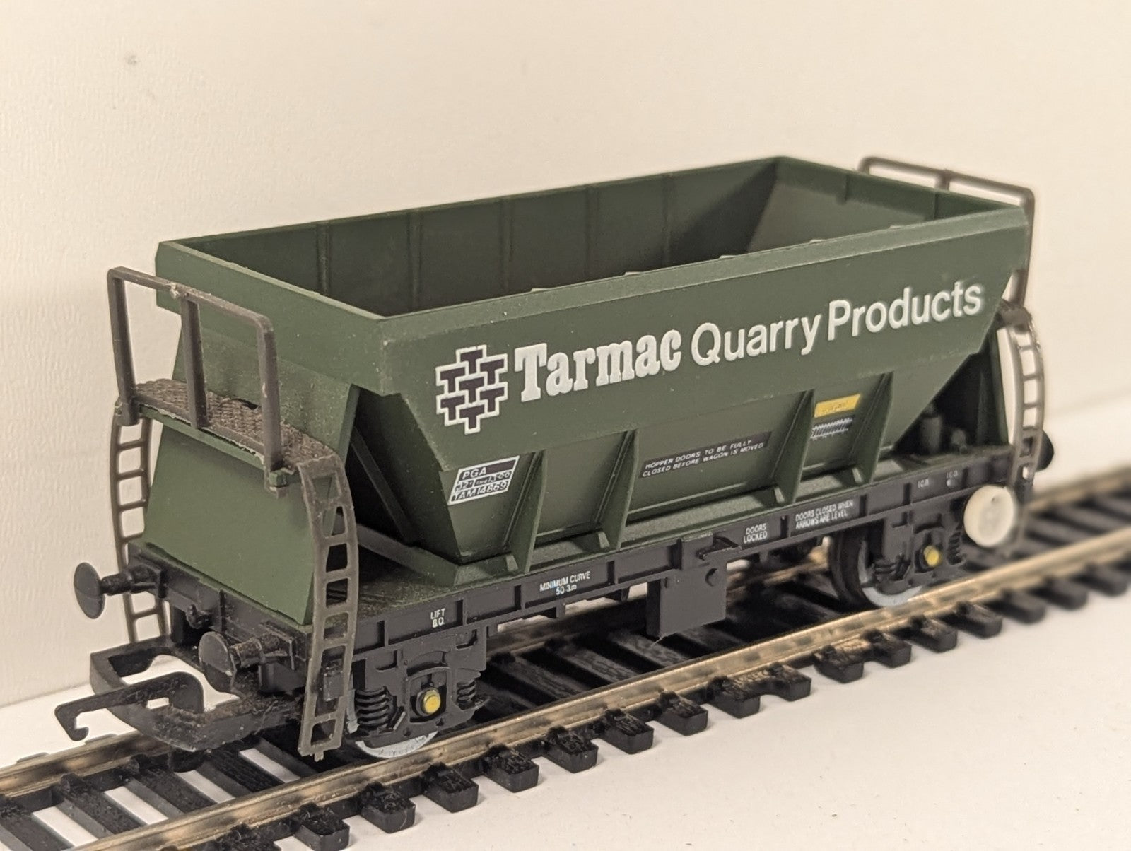 Hornby R002 PGA Tarmac Quarry Products Aggregate Hopper Wagon OO Gauge