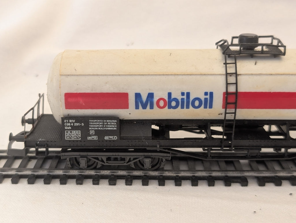Lima 302903 HO Scale Mobil Oil Single Dome Tank Wagon