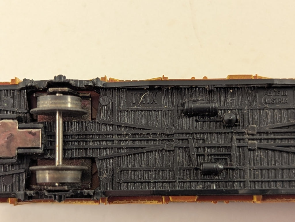 Minitrix 3166 N Gauge DB Banana Van - Broken coupler