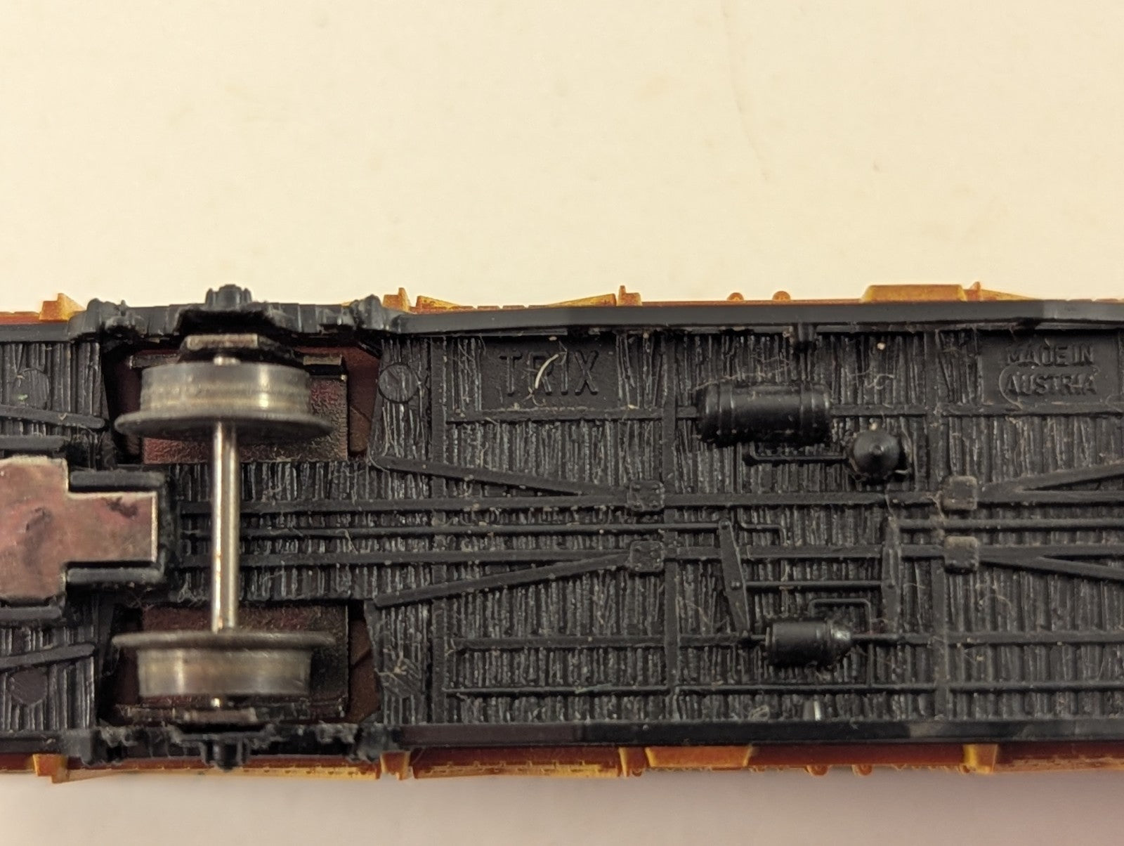 Minitrix 3166 N Gauge DB Banana Van - Broken coupler