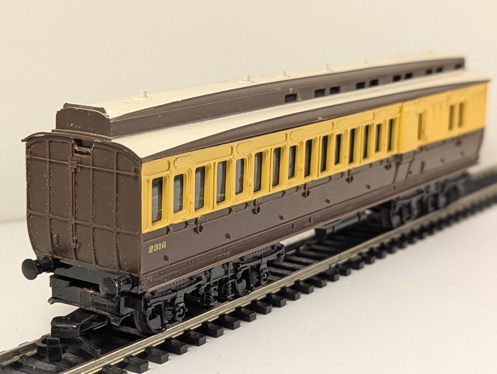 Tri-ang R333 OO Gauge GWR Clerestory Brake Third Coach 2316 – Wrong Couplings