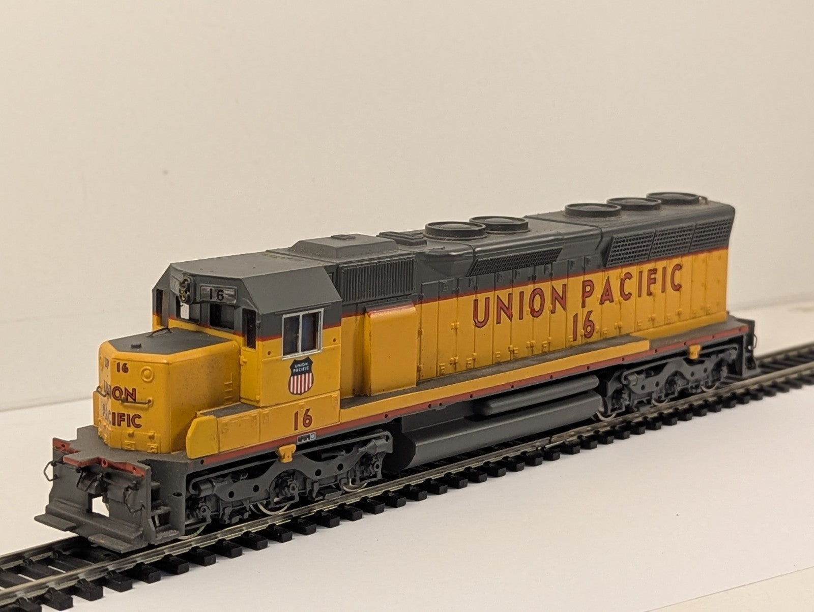 Bachmann HO Scale EMD GP40 Diesel Locomotive 16