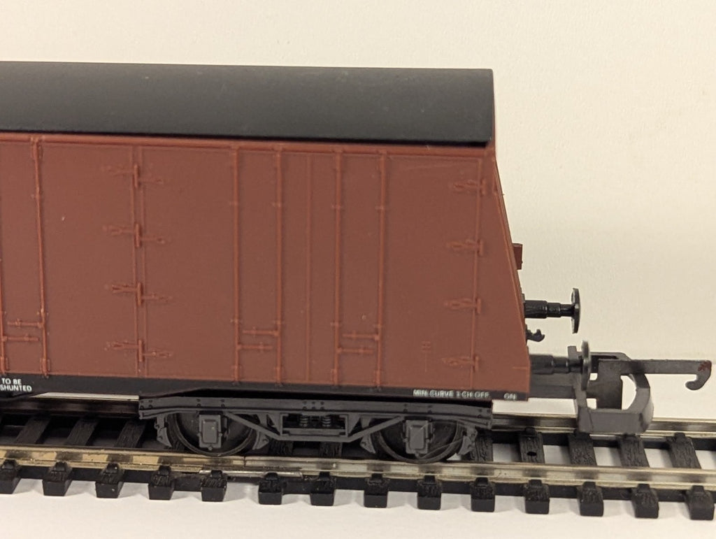 Lima OO Gauge PWA 82T Procor Bogie Pallet Van Red