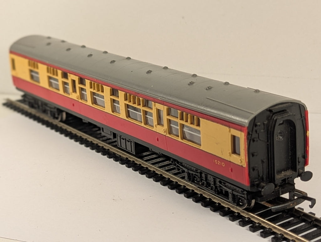 Tri-ang R626 BR Mk1 Composite Corridor Coach No. 15210 - Crimson & Cream