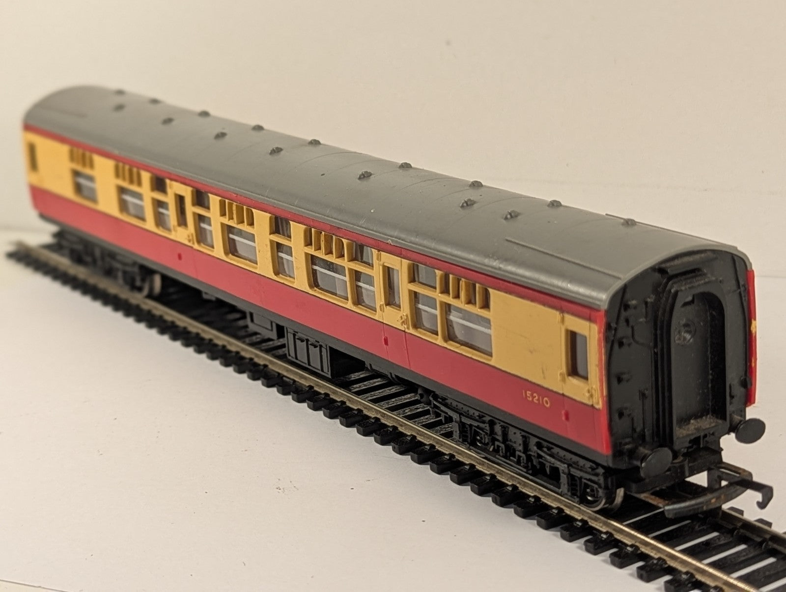 Tri-ang R626 BR Mk1 Composite Corridor Coach No. 15210 - Crimson & Cream