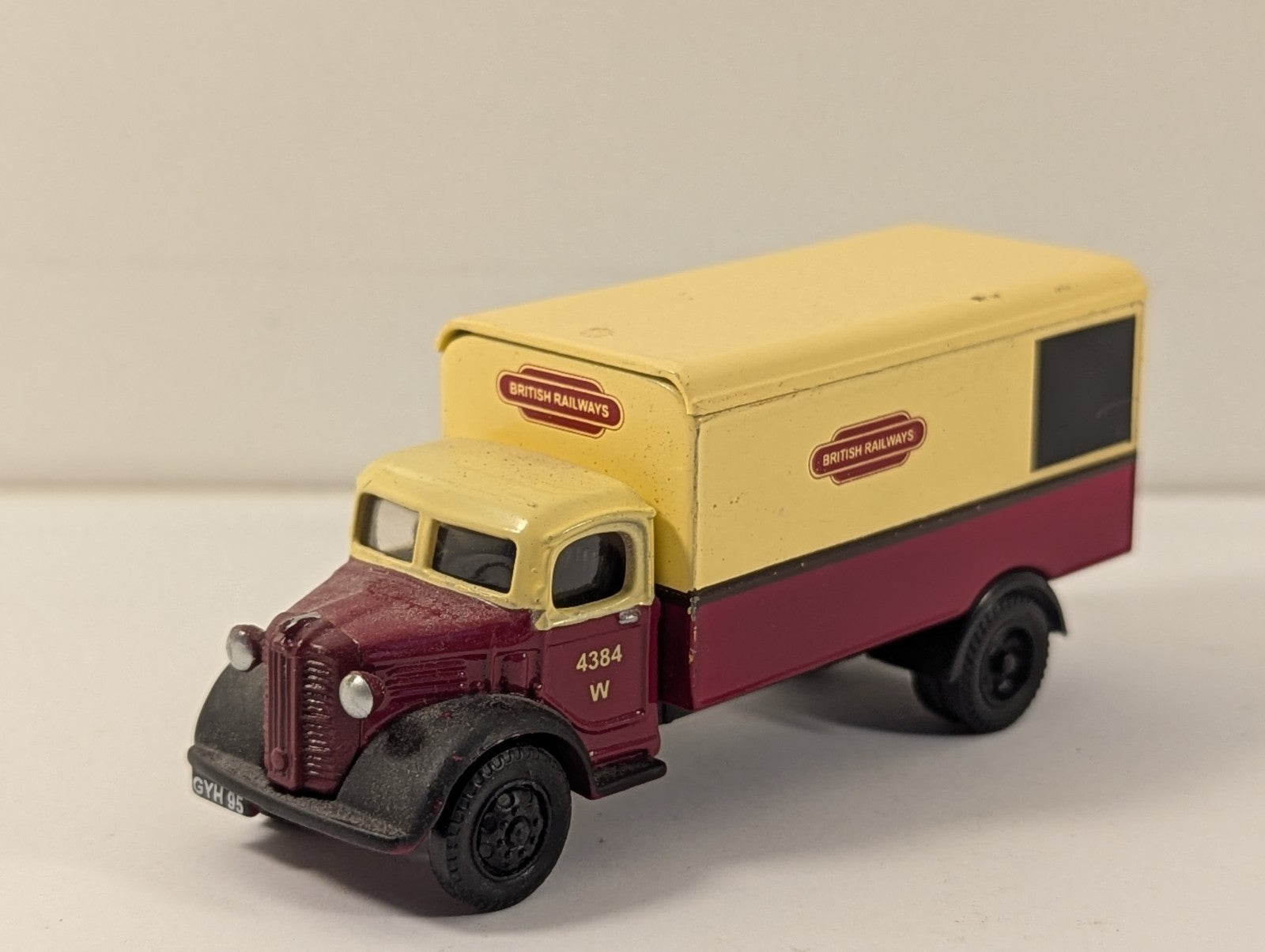 Classix 1:76 Scale (OO Gauge) Austin K2 Box Van Die-cast Vehicle 43