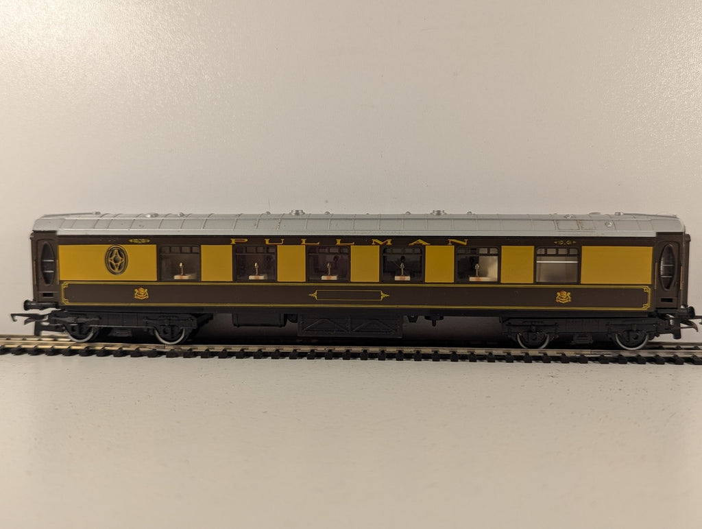Hornby OO Gauge Pullman Parlour Car Passenger Coach Pullman Umber and Cream