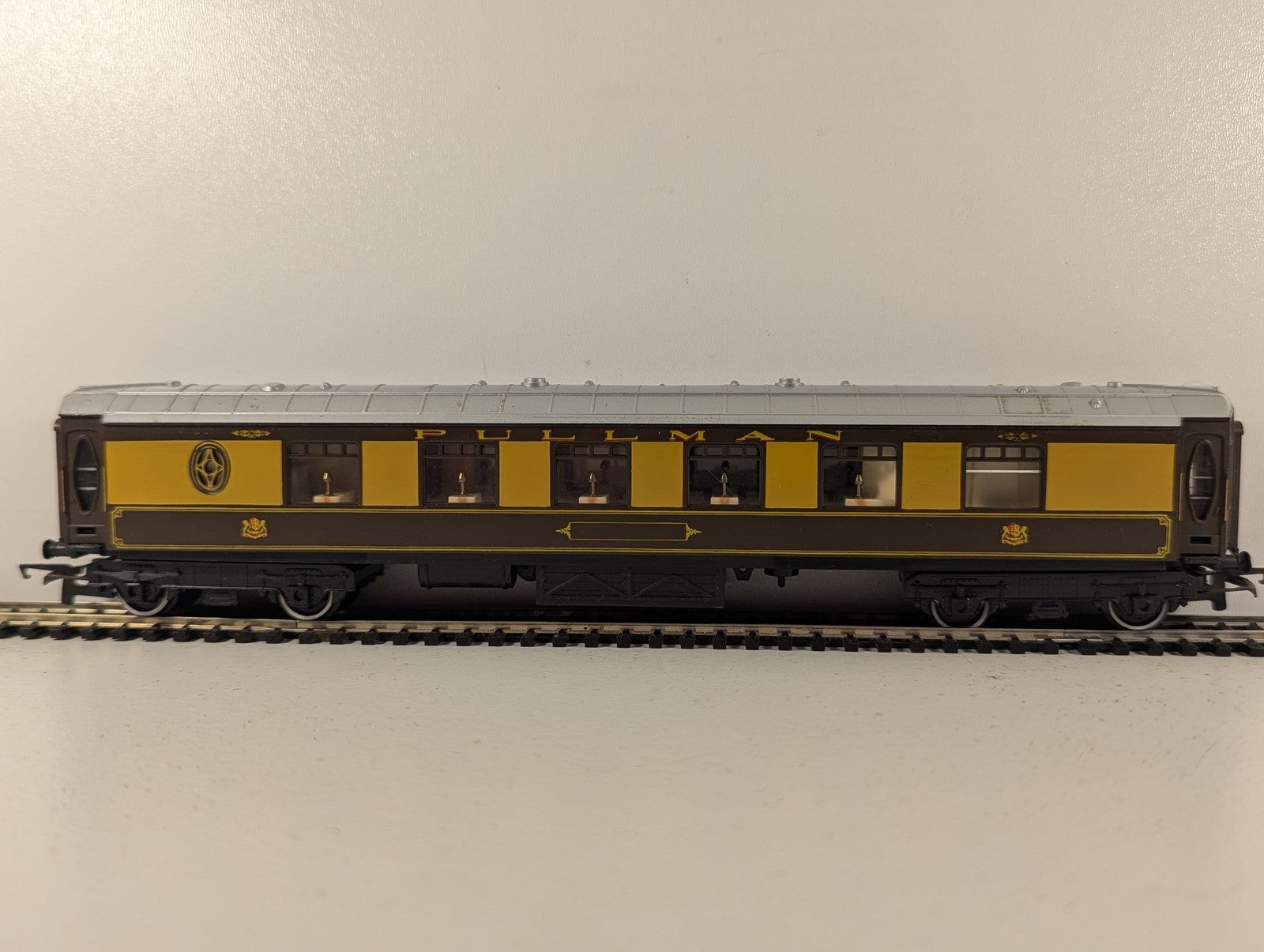Hornby OO Gauge Pullman Parlour Car Passenger Coach Pullman Umber and Cream