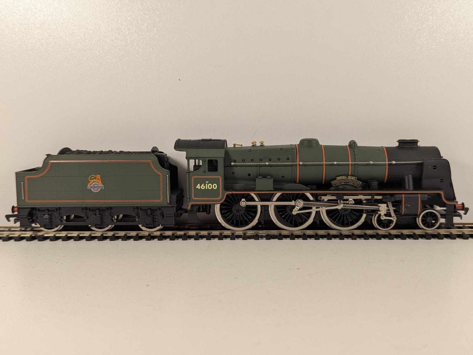 Mainline Railways 37-057 Rebuilt Scot Class 4-6-0 “Royal Scot” BR Green