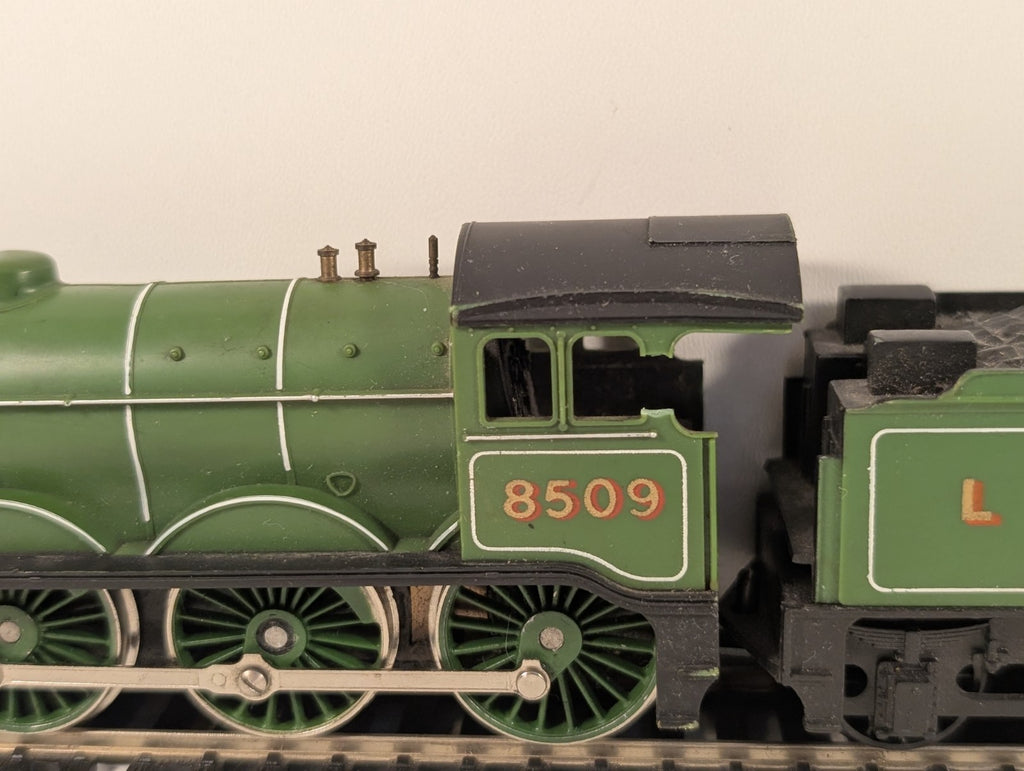 Hornby R866 OO Gauge Class B12 4-6-0 LNER Apple Green