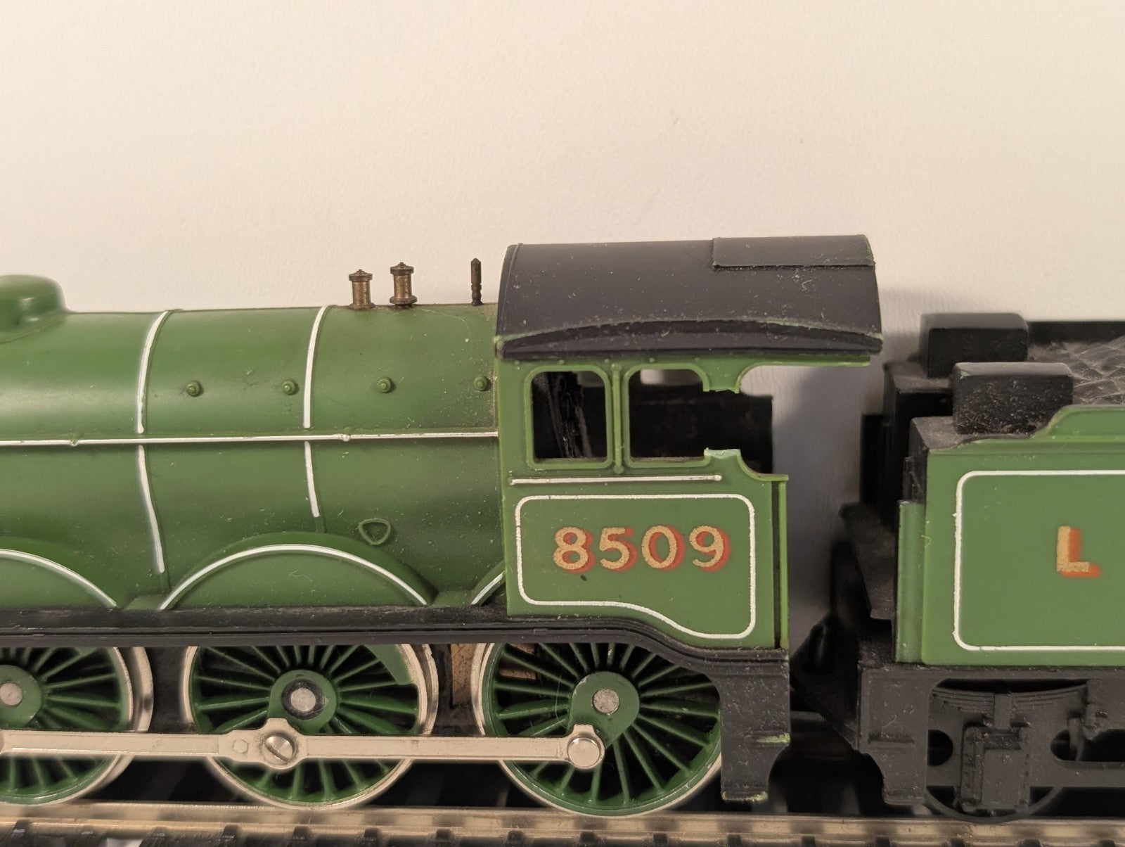 Hornby R866 OO Gauge Class B12 4-6-0 LNER Apple Green