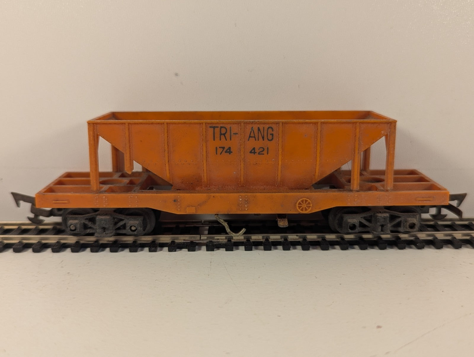 Tri-ang Railways R111 Operating Hopper Car Orange OO Gauge