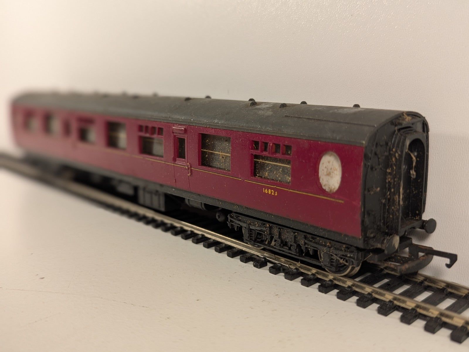 Hornby OO Gauge British Railways Composite Coach BR Maroon