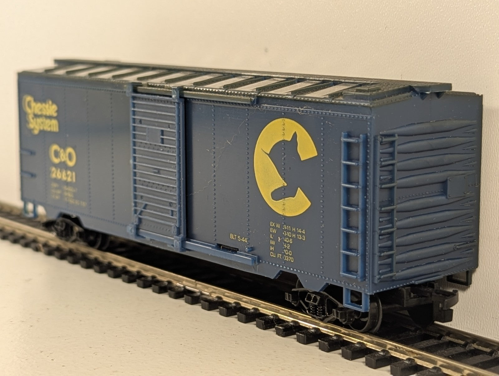 Life-Like HO Scale 40ft Sliding Door Boxcar 26621 Chessie System