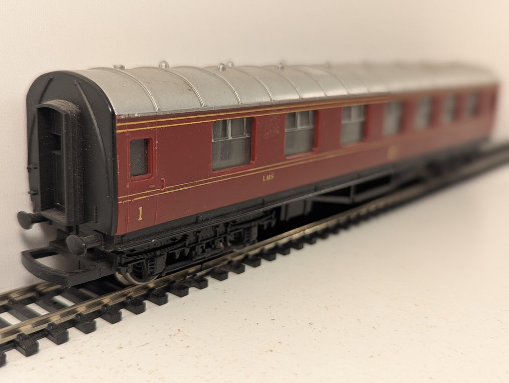 Hornby OO Gauge LMS Composite Coach Passenger Coach 3934 LMS Crimson Lake R437