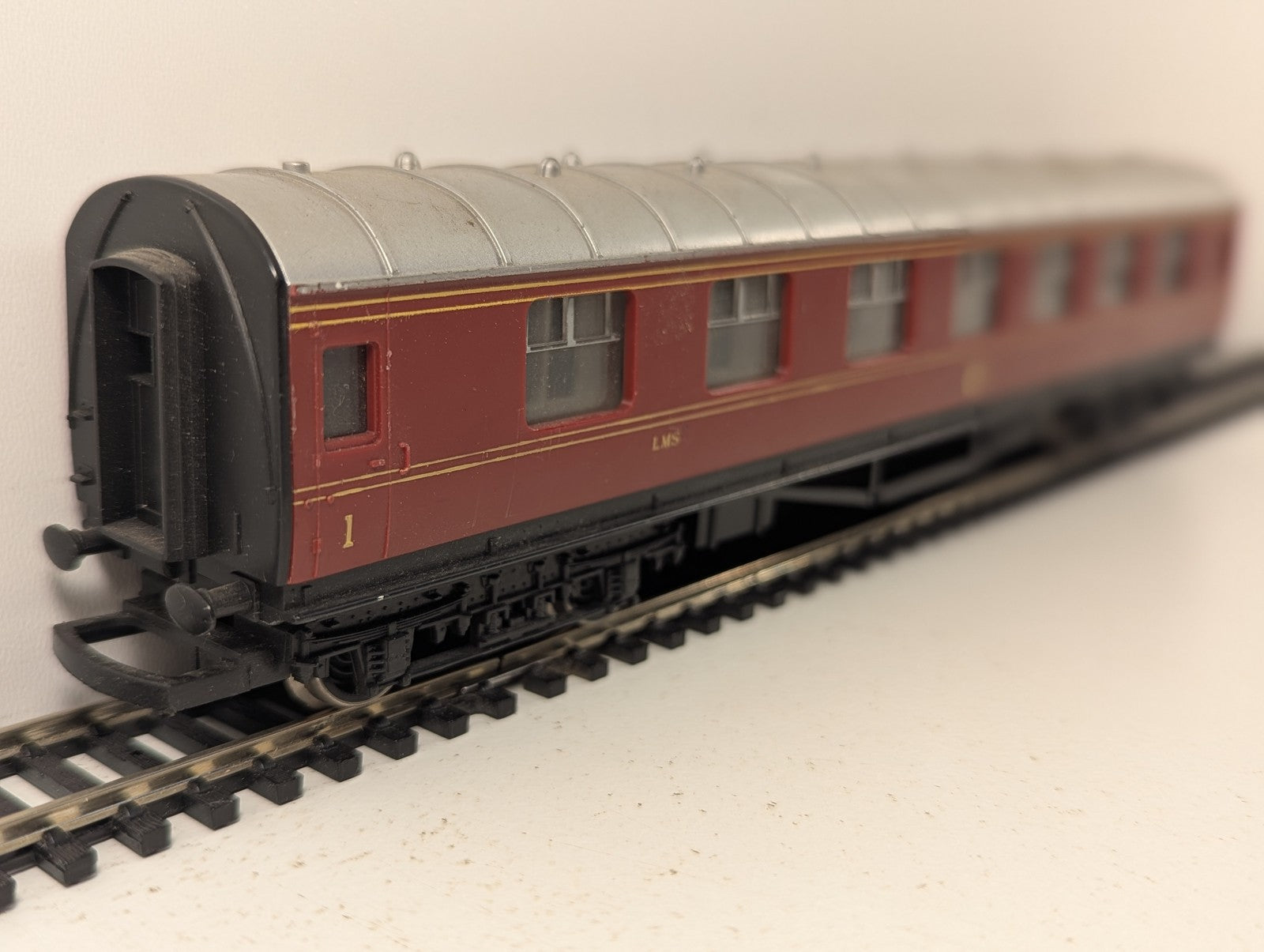 Hornby OO Gauge LMS Composite Coach Passenger Coach 3934 LMS Crimson Lake R437