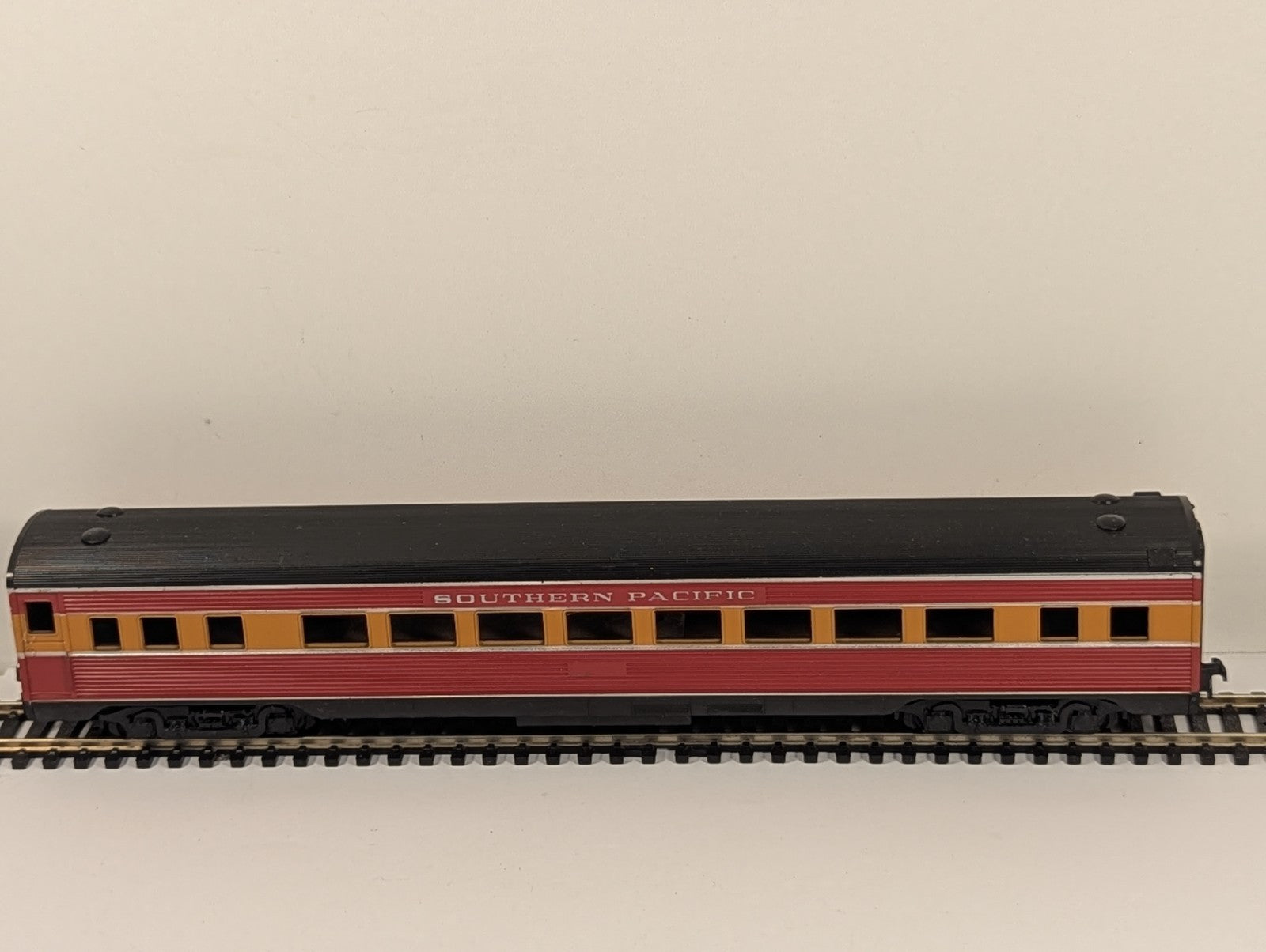 Con-Cor HO Gauge Streamlined Coach Southern Pacific Daylight