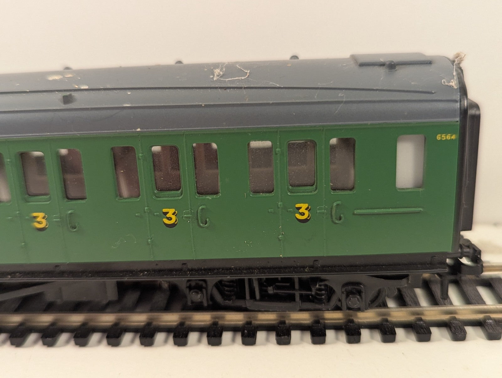 Hornby R4744 OO Gauge SR Maunsell Brake Coach Green – Needs Clean