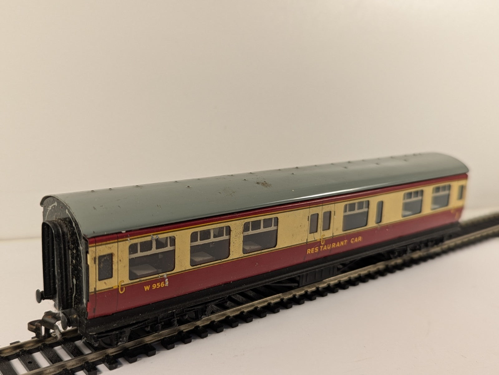 Hornby-Dublo 32097 OO Gauge BR Restaurant Car Blood & Custard Boxed