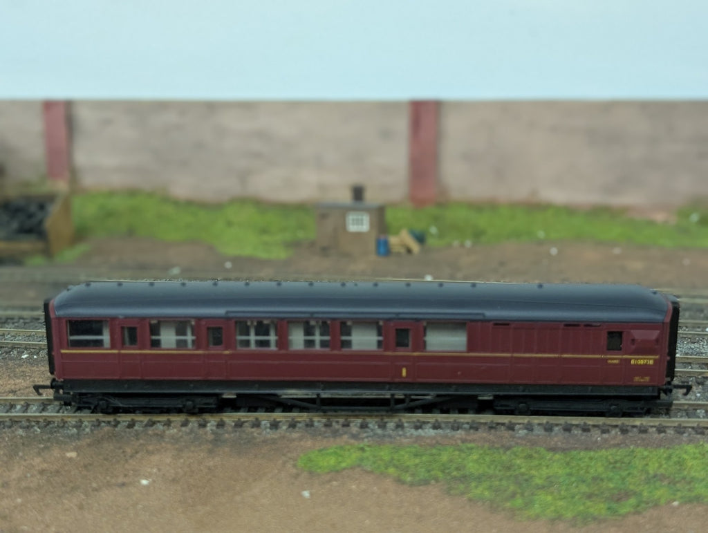 Hornby R4054 OO Gauge BR Brake Composite Coach (Ex-LNER) E10073E