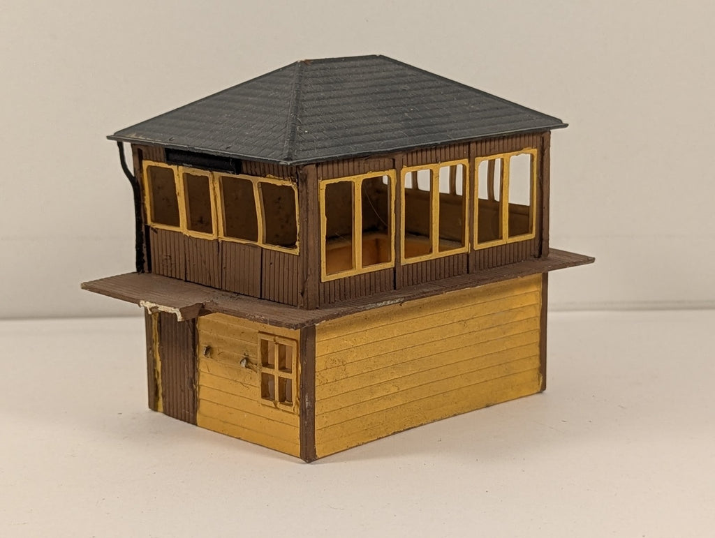 OO Gauge Timber Signal Box Brown and Yellow