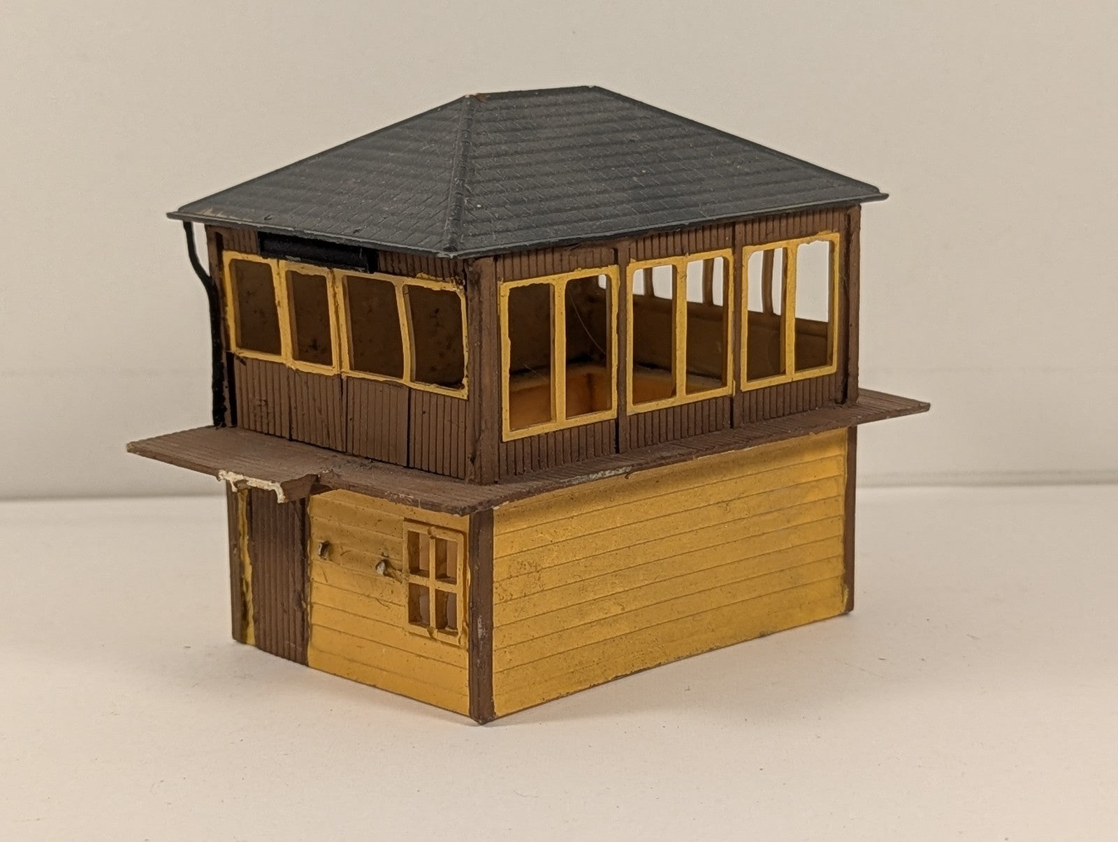 OO Gauge Timber Signal Box Brown and Yellow