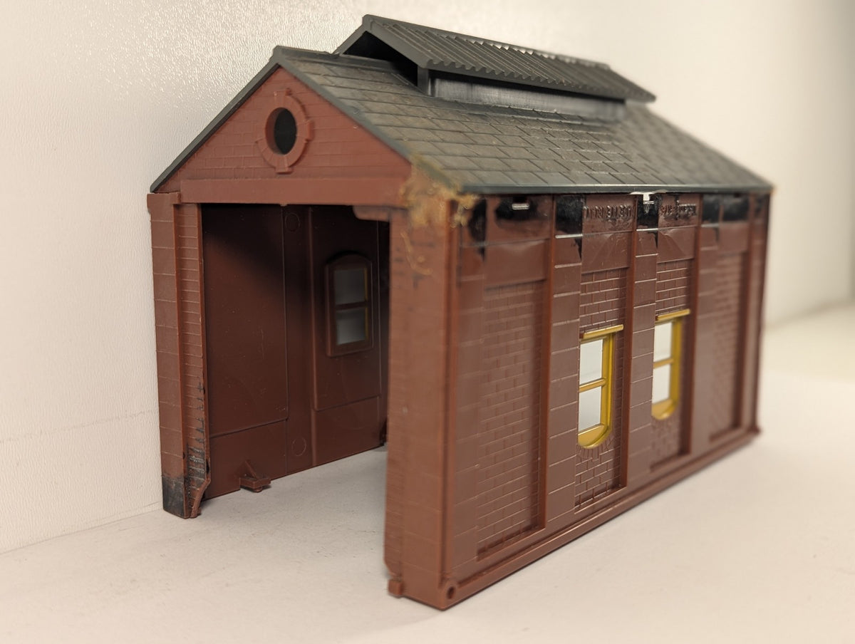 Tri-ang OO Gauge Engine Shed R76