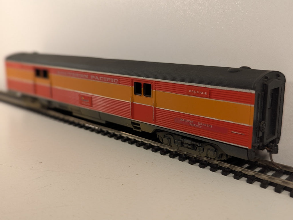 Athearn1788 HOGauge SouthernPacific Daylight BaggageCar - Boxed, Missing Coupler