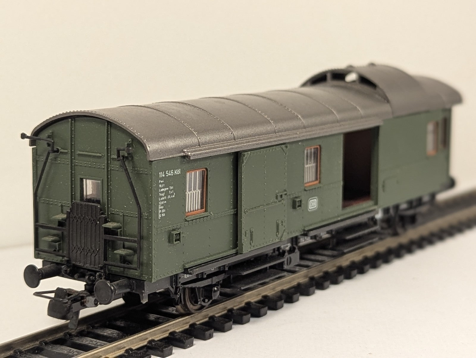 Roco HO Gauge DB Baggage Coach – Missing Doors