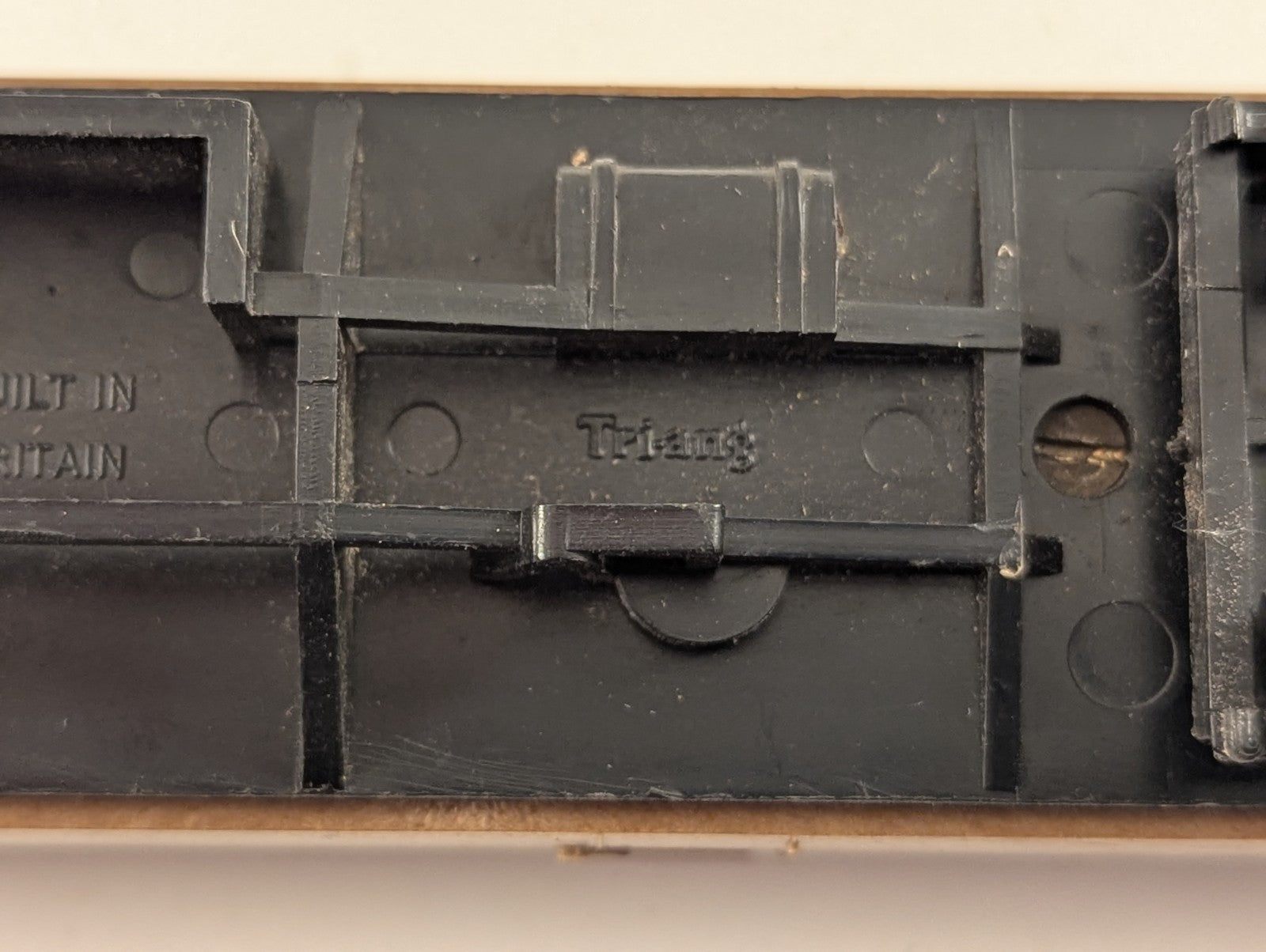 Hornby R745 OO Gauge LNER Teak Full Third Coach
