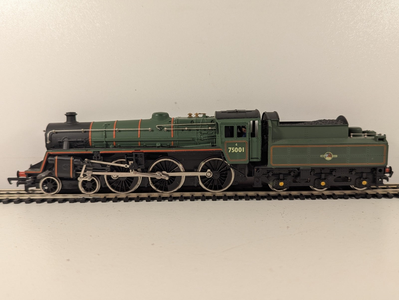 Mainline 37-053 BR Standard Class 4 4-6-0 Steam Locomotive Green OOGauge - Boxed