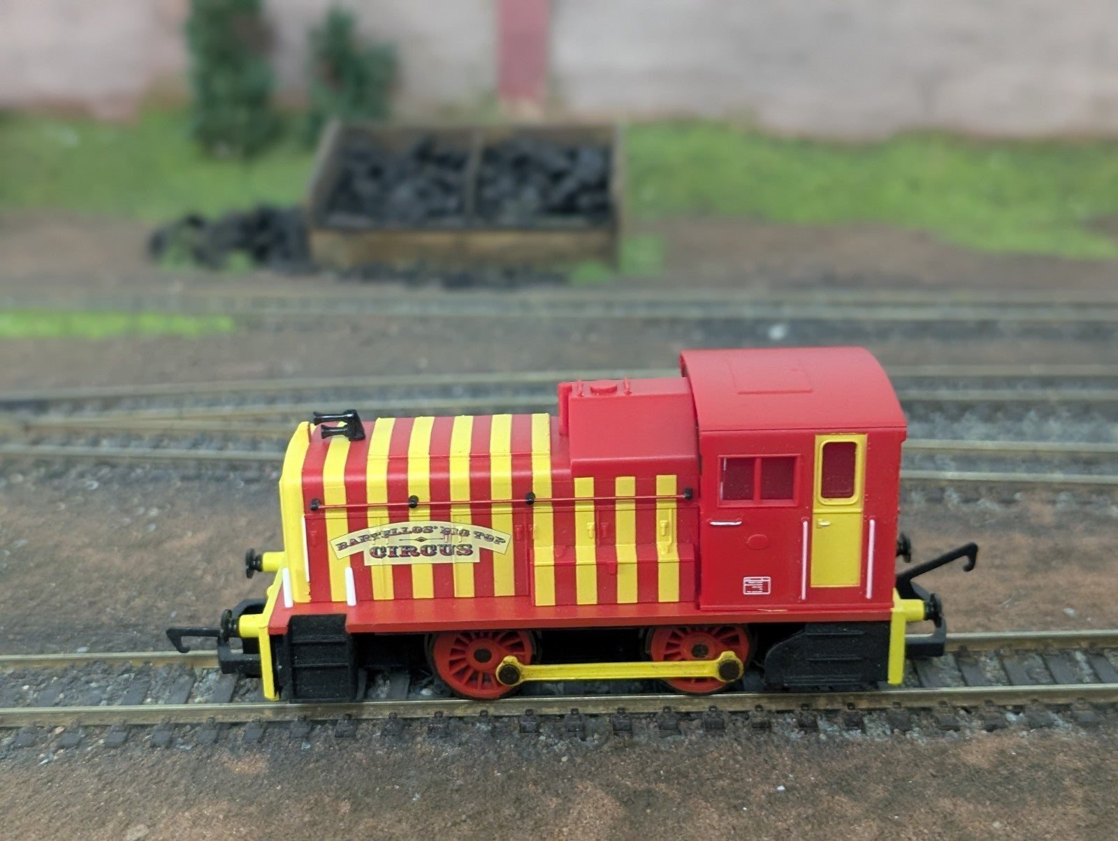 Hornby R1107 Class 06 Shunter – Bartello’s Big Top Circus Loco