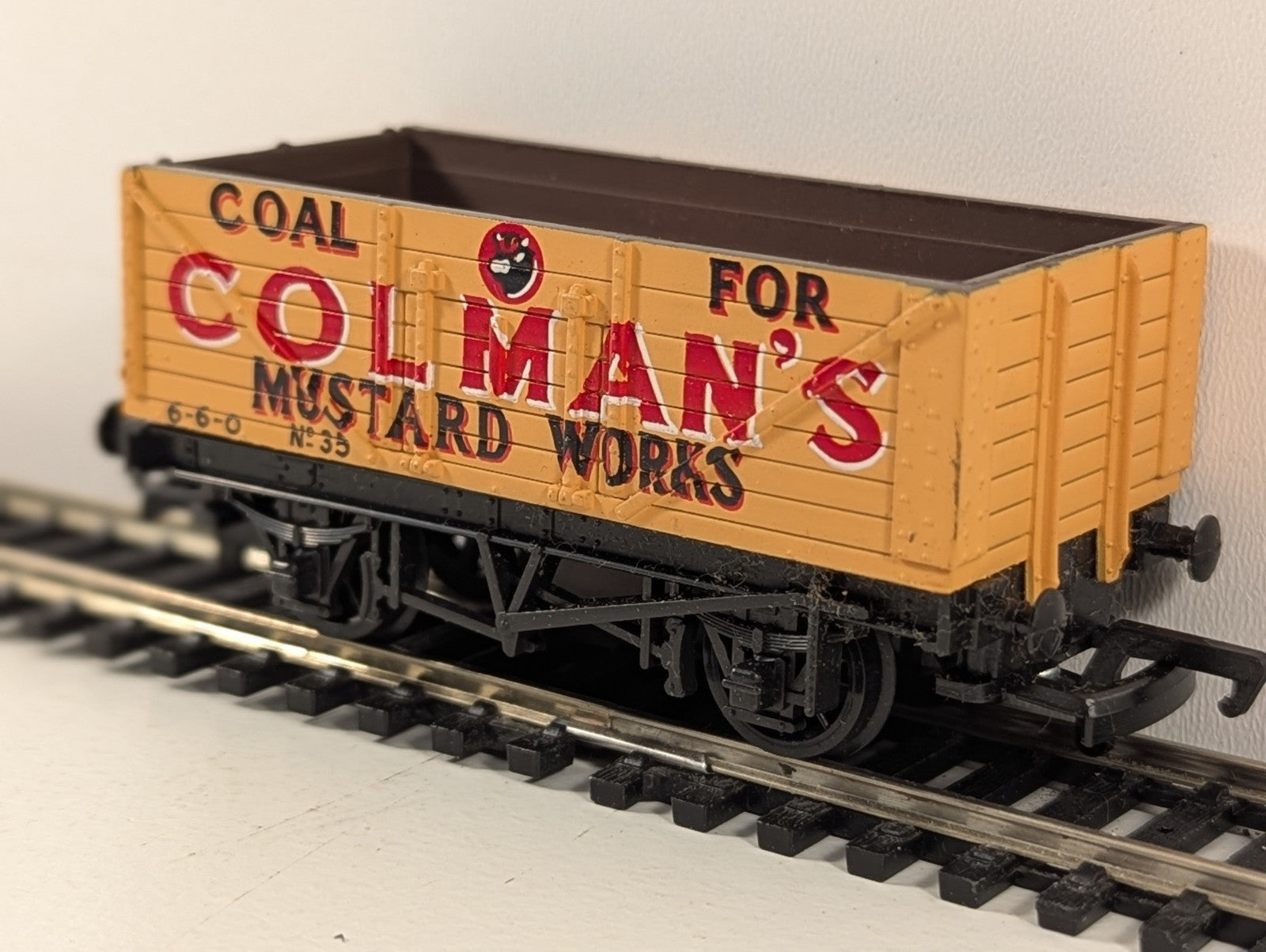 Mainline Railways 37127 OO Gauge Colman’s Mustard 7 Plank Wagon