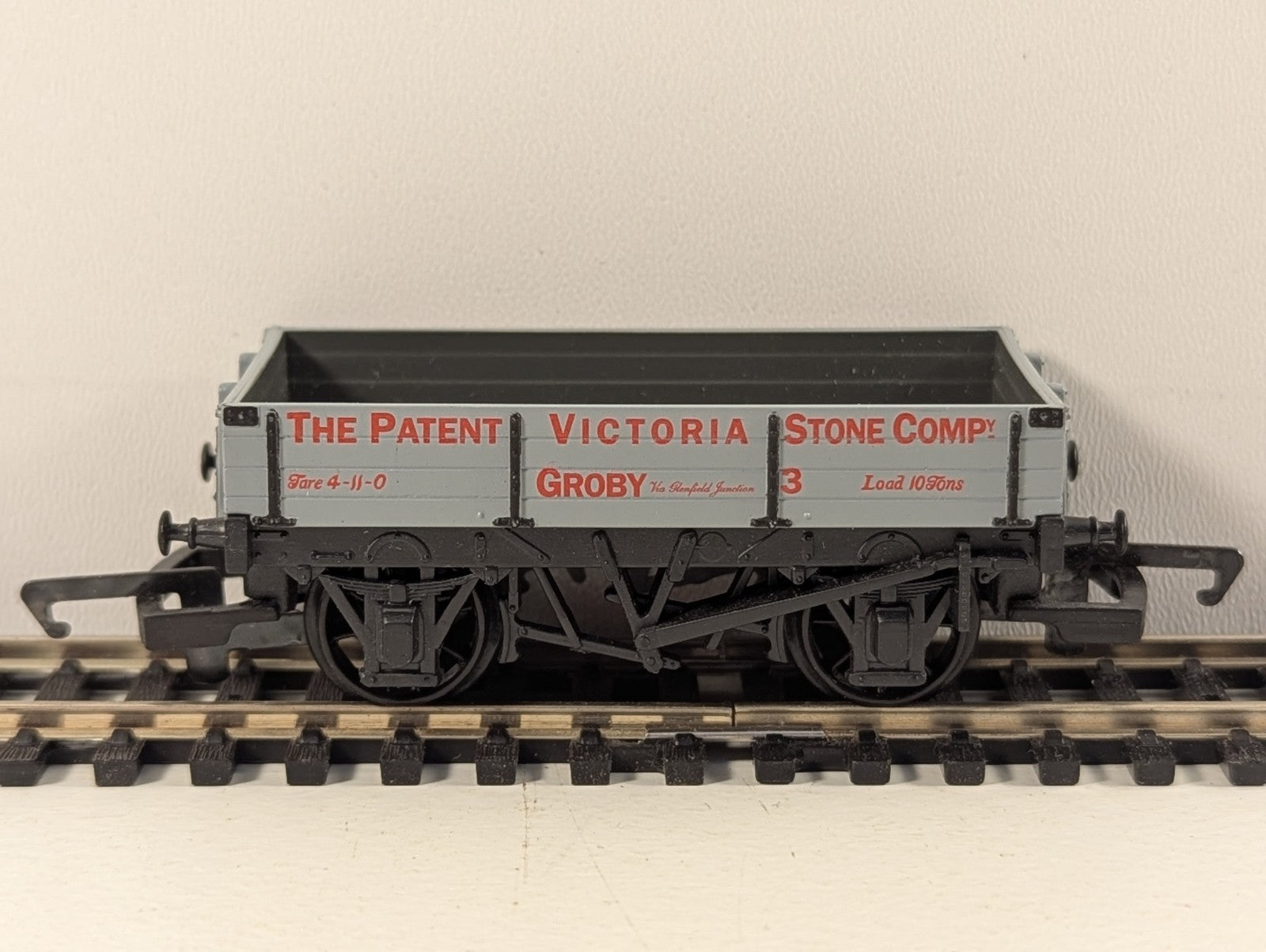Hornby R151 OO Gauge The Patent Victoria Stone Company 3 Plank Wagon Boxed