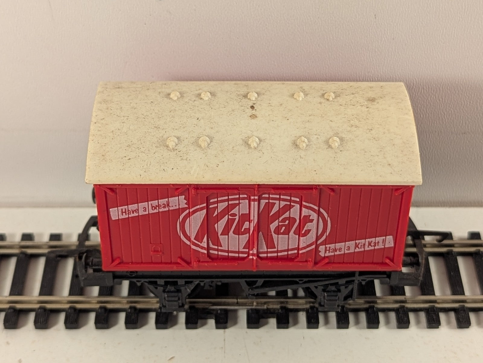 Hornby OO Gauge Kit Kat Closed Van Goods Wagon Kit Kat Red R127