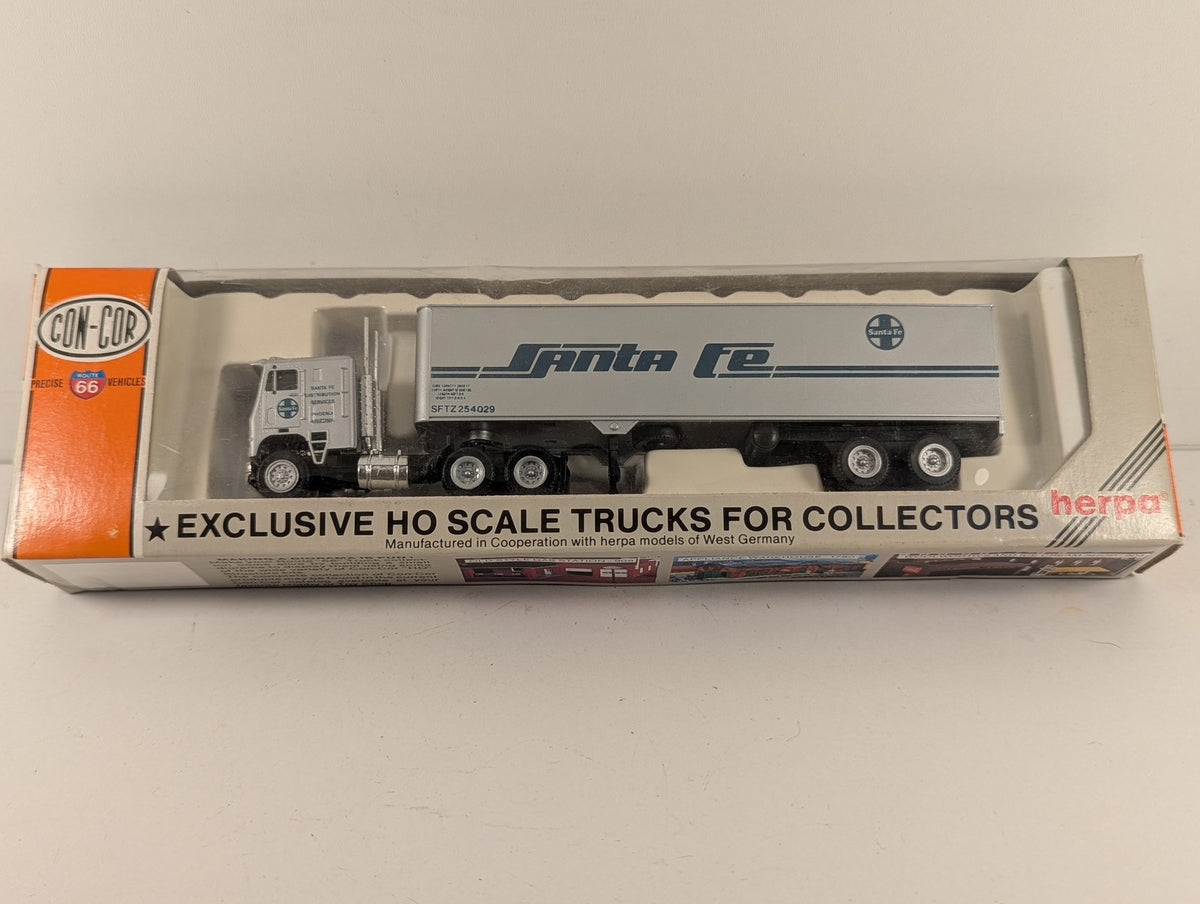 Con-Cor HO Scale Tractor + Trailer Santa Fe Railroad Model Truck SFTZ 254029