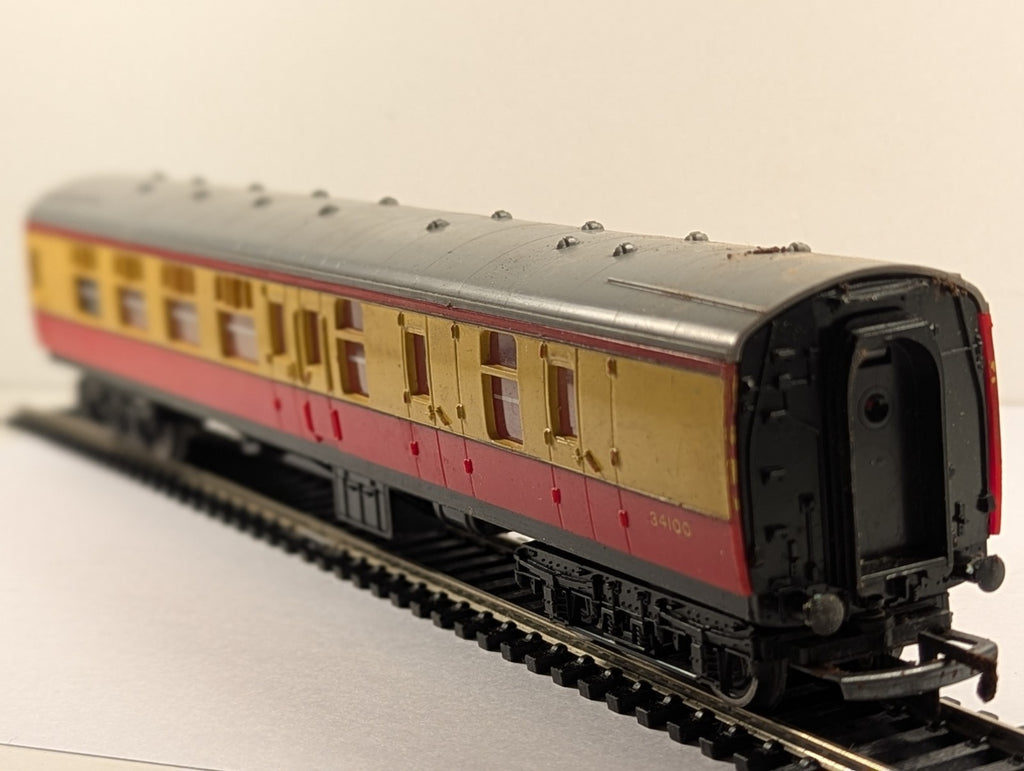 Hornby BR Mk1 BSK Brake Second Corridor Passenger Coach Crimson/ Cream