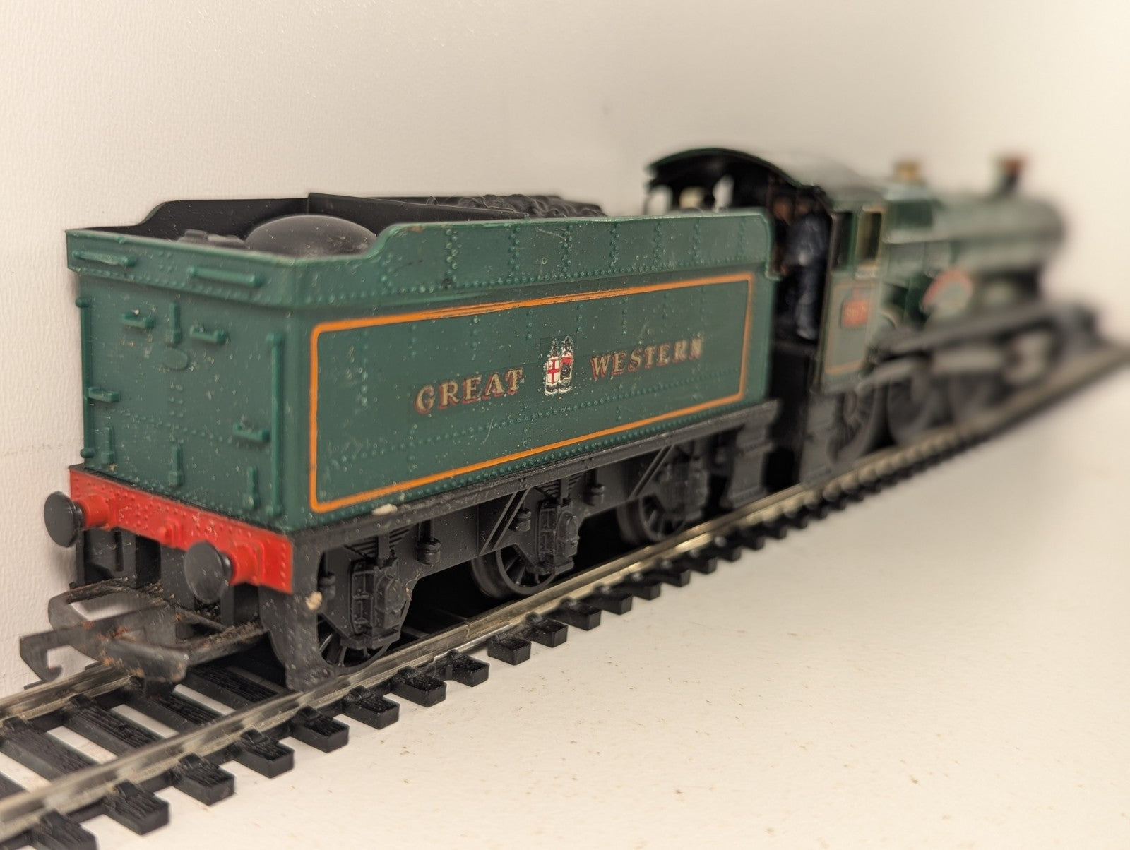 Hornby OO Gauge GWR 4-6-0 Hall Class Guild Hall locomotive 5927 in green livery on model railway track