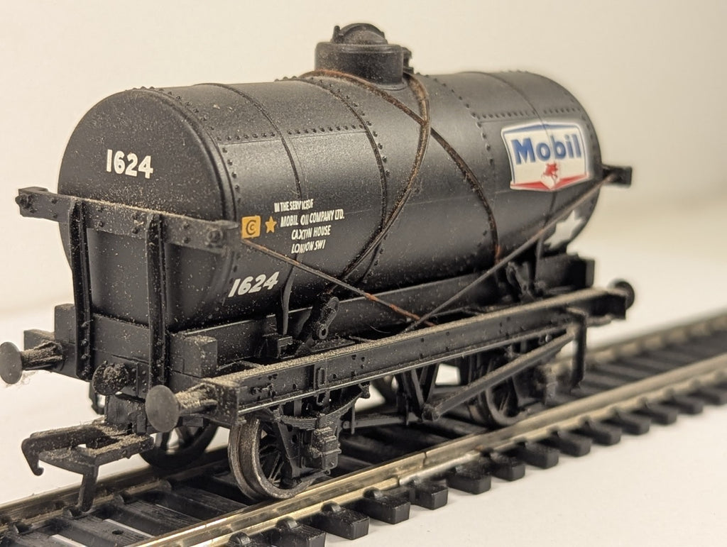 Bachmann OO Gauge 14 Ton Tank Wagon Goods Wagon 1624 Mobil Black 37