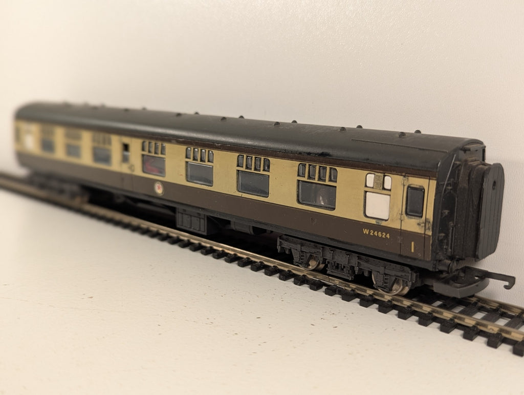 Lima 305313 OO Gauge BR Mk1 Composite Corridor Coach Chocolate & Cream