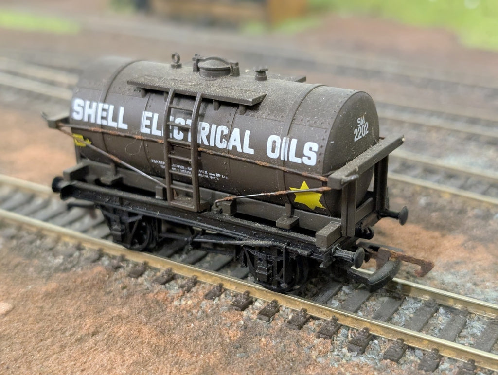 Dapol B86 14 ton tank wagon "Shell Electrical Oils OO Gauge