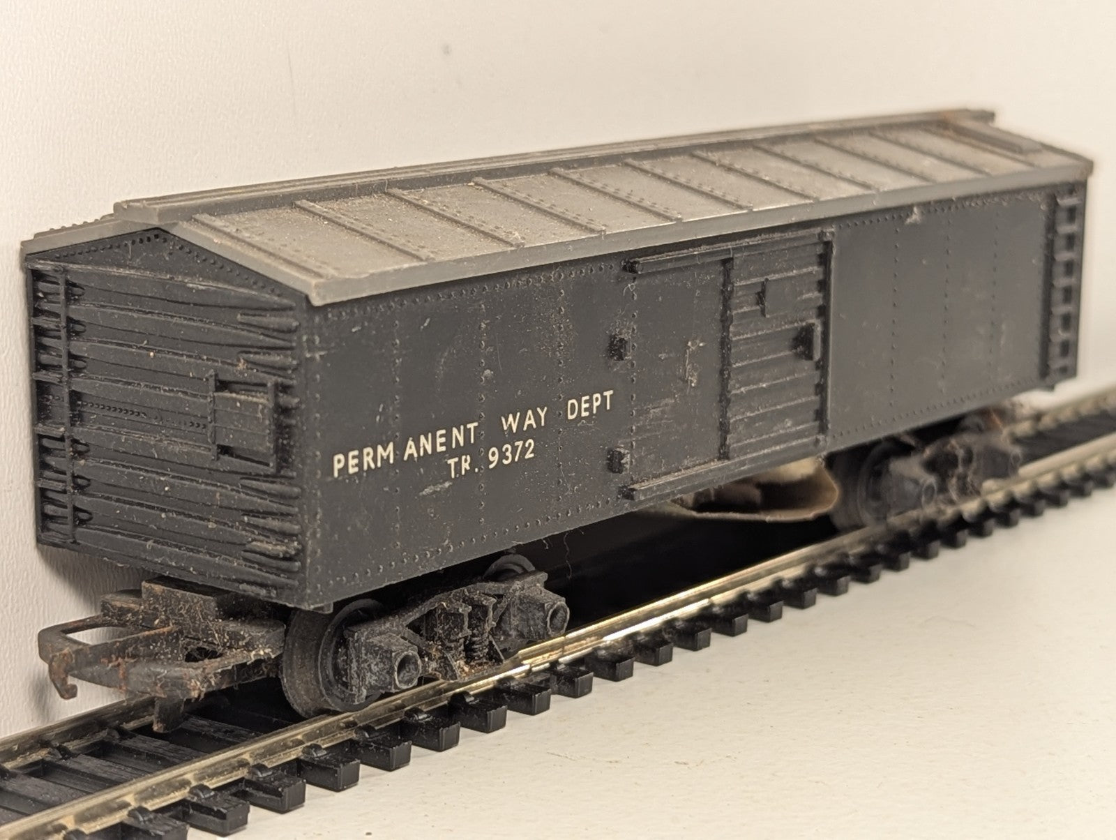 Tri-ang OO Gauge Track Cleaning Car Goods Wagon T.R. 9372