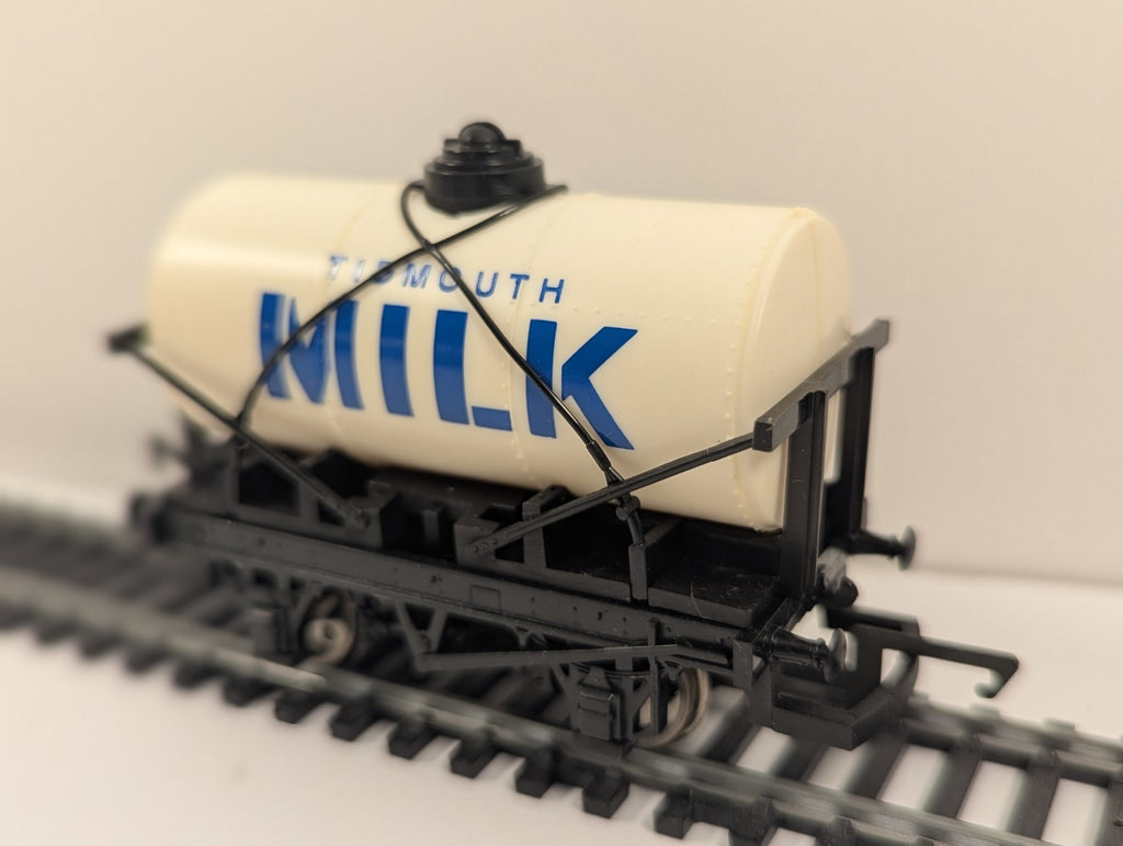 Hornby R105 OO Tidmouth Milk Tank Wagon